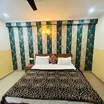 Sainik Guest House 500Mtr From Medanta Hospital