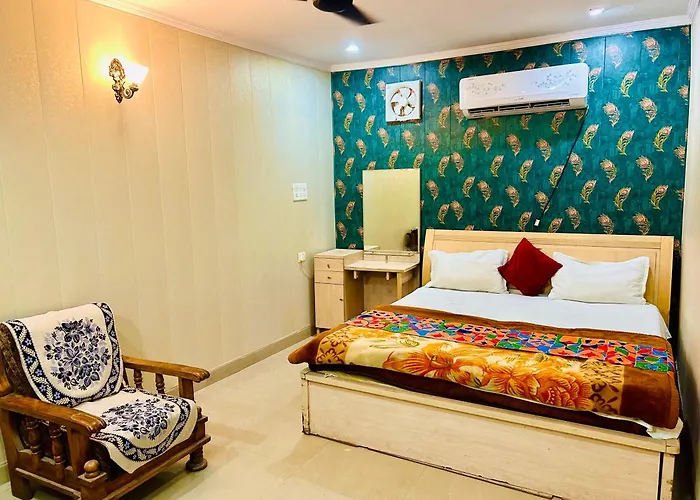 Sainik Guest House 500Mtr From Medanta Hospital