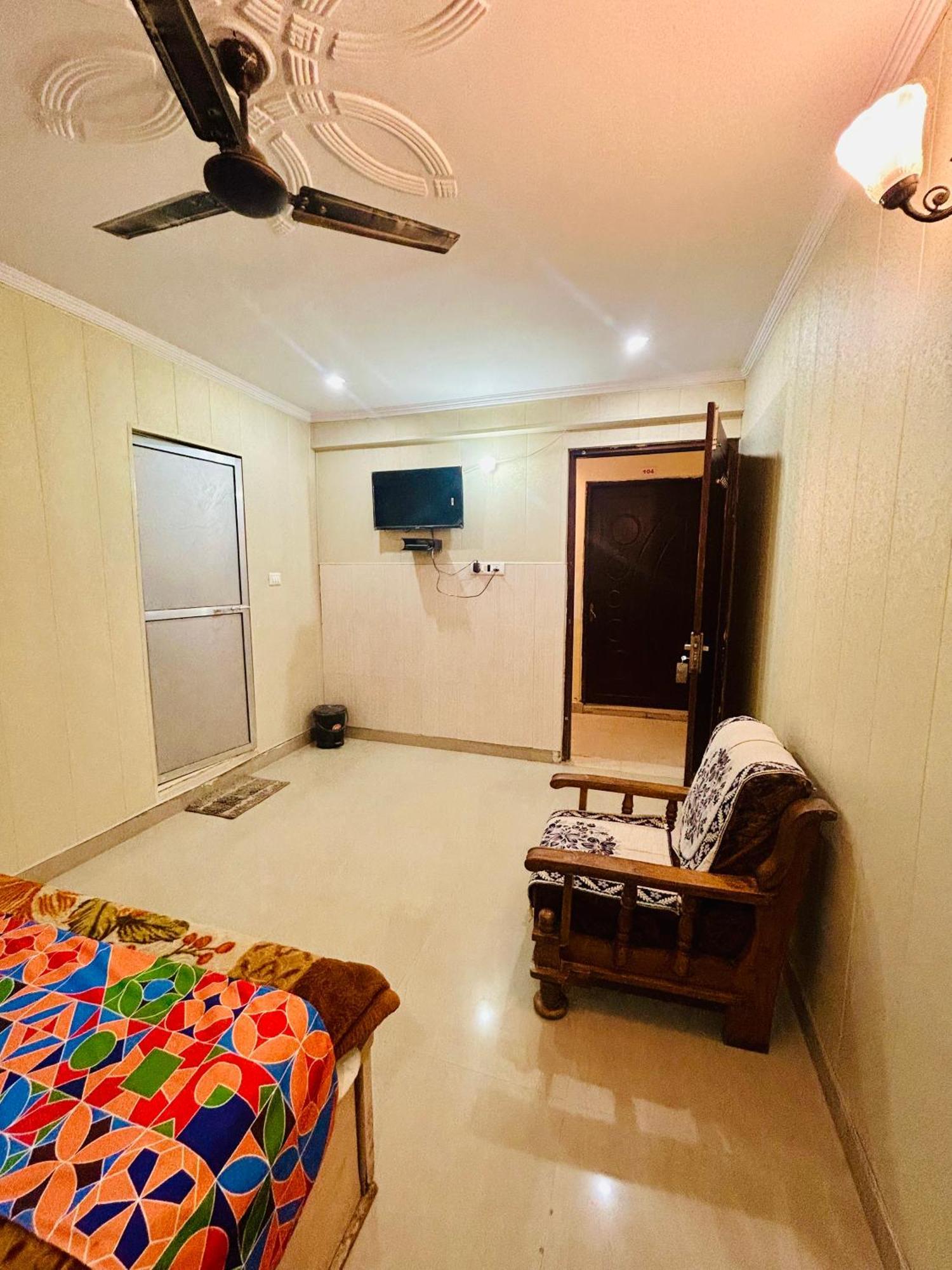 Hotel Sainik 500mtr From Medanta Hospital *